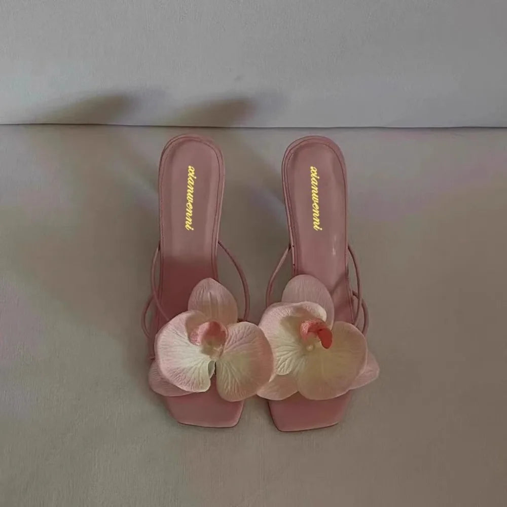 Orchidée – Mules florales à talon fin