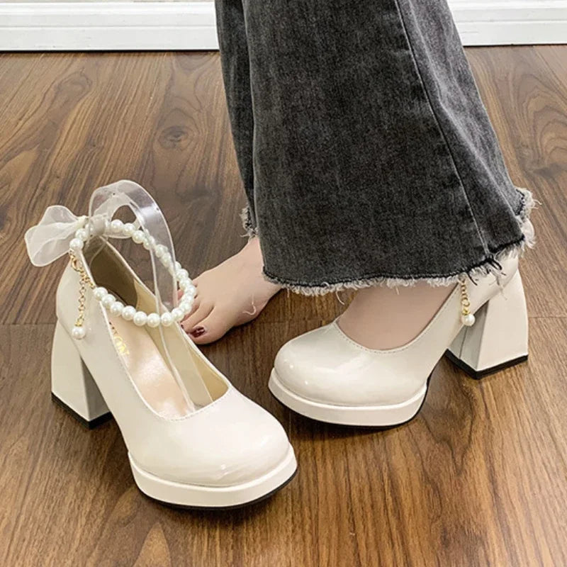 Perlina – Mary Janes vernies à bride perles et nœud satiné